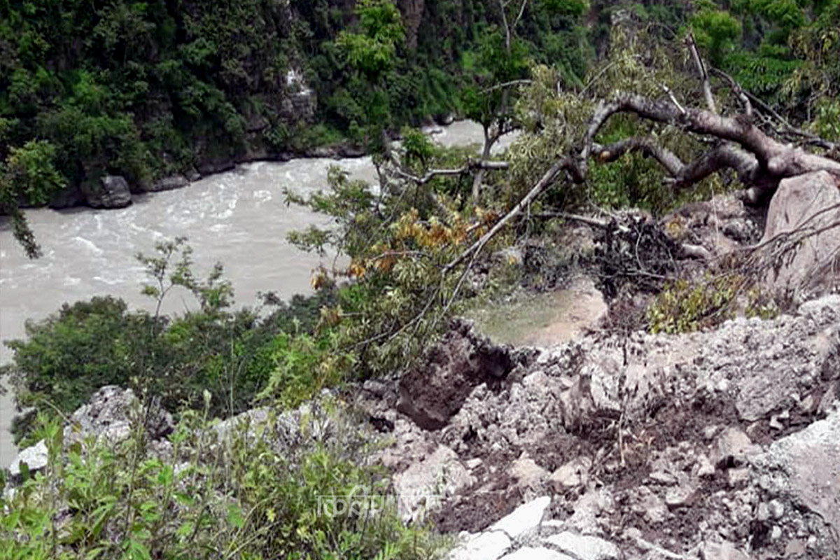 नेपाली सेनाले निर्माण गरेको कर्णाली करिडोरको सडक सेना आफैँले मर्मत गर्दै